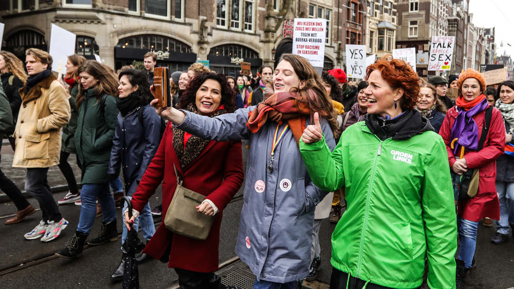 GroenLinks-politici Nevin, Kim en Kathalijne doen mee aan de Women's March in Amsterdam.